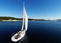 bateau à voile naviguer dans la baie de mer Croatie ciel bleu voiliers voiles
